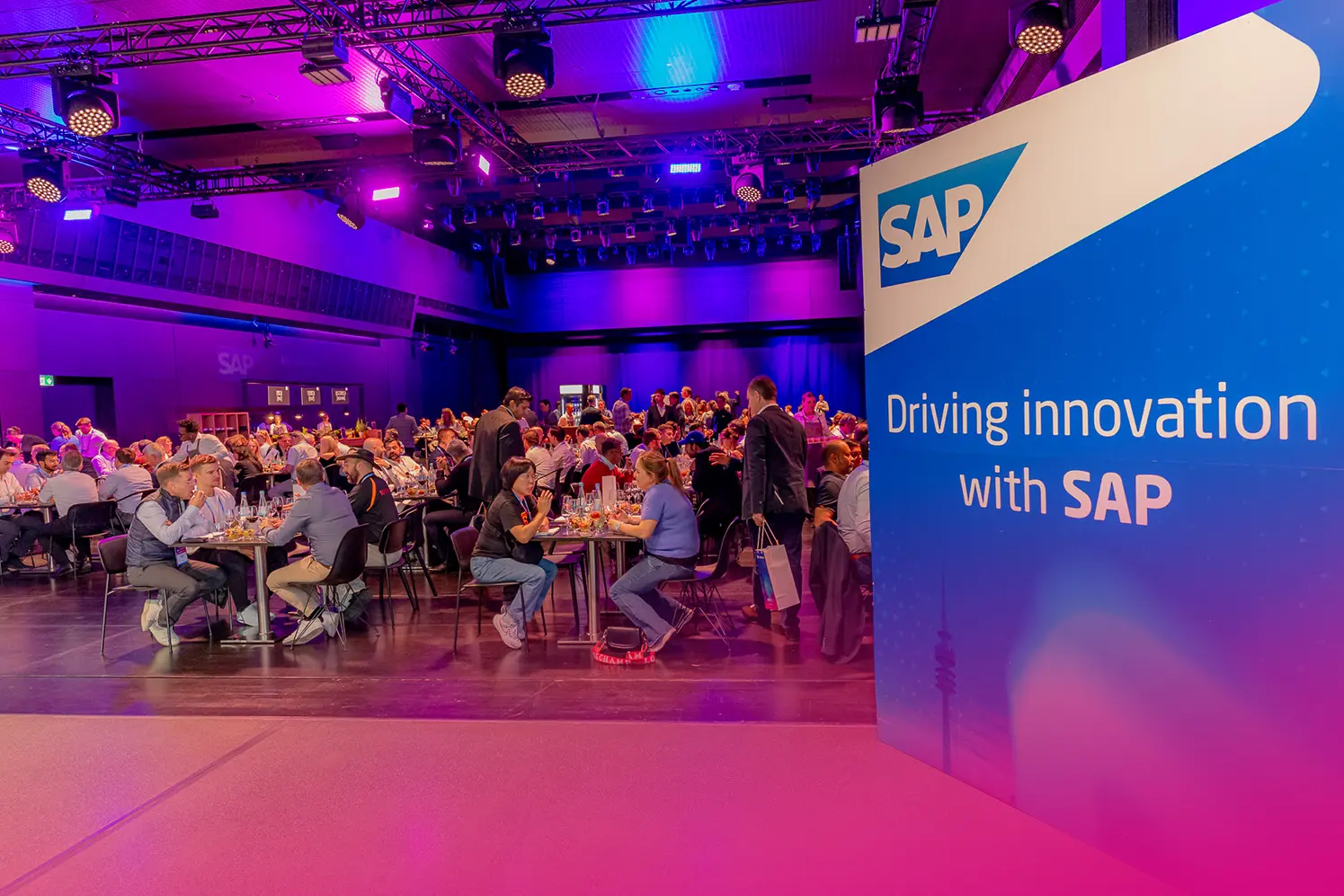 eventguru-b2b-conference-dinner-guests