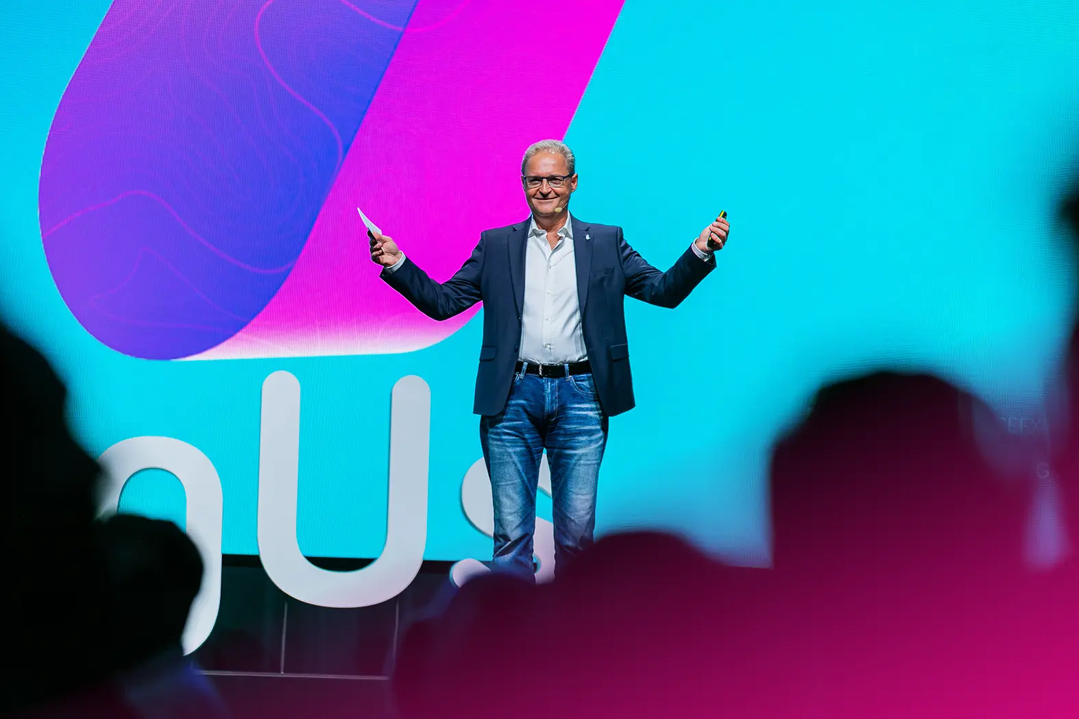 eventguru-b2b-conference-host-stage