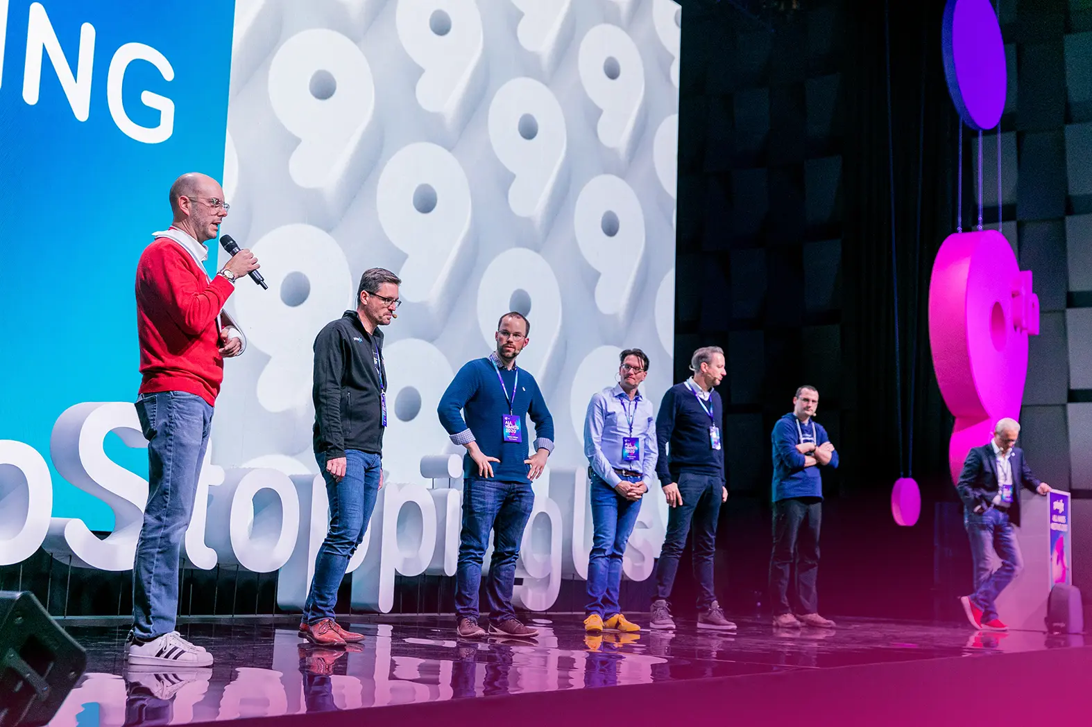 eventguru-b2b-conference-speakers-on-stage