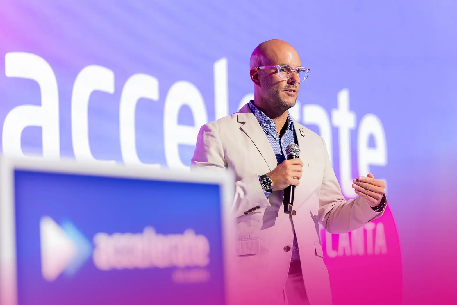eventguru-b2b-event-host-engaging-the-audience