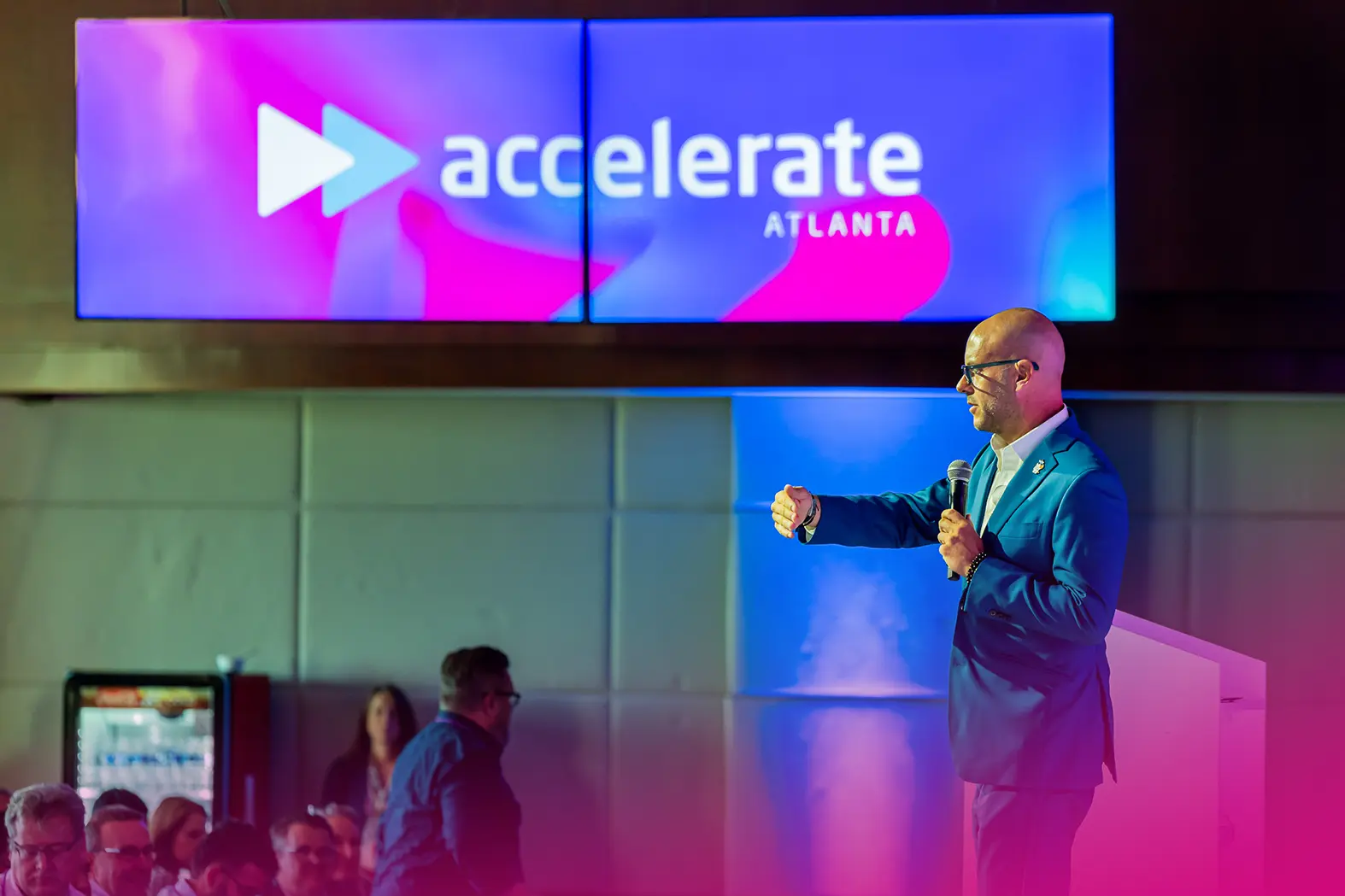 eventguru-b2b-event-presenter-gesturing