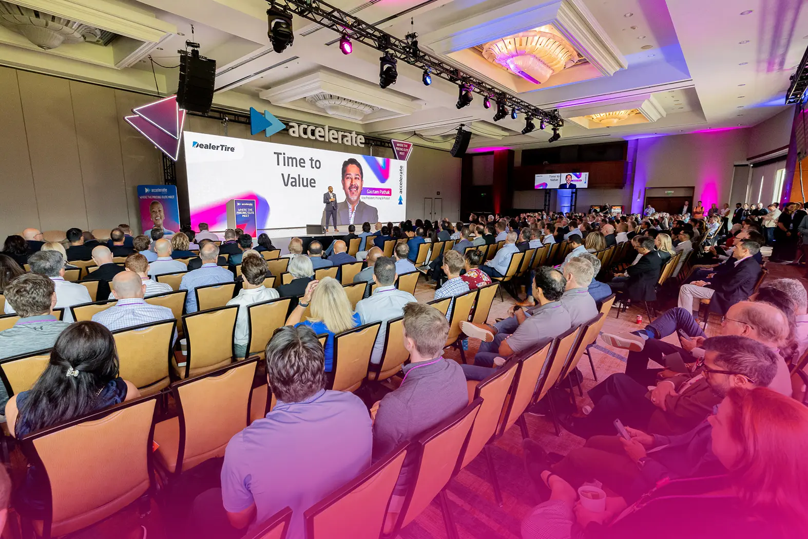 eventguru-b2b-event-presenter-wide-stage
