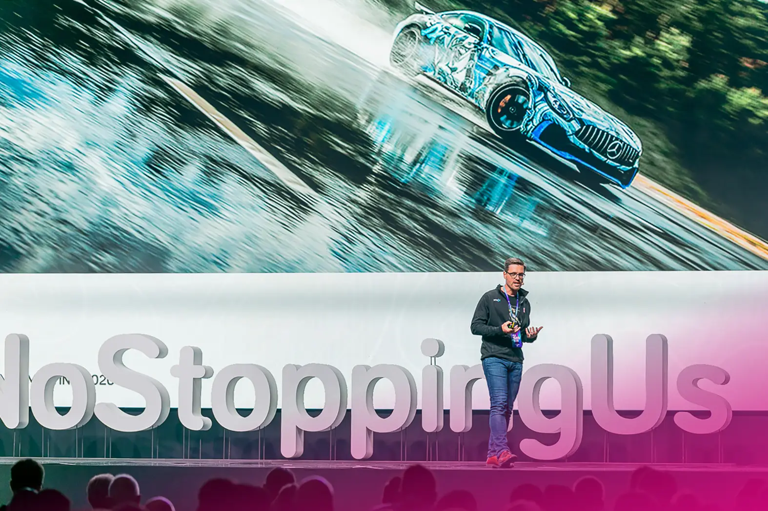 eventguru-b2b-expressive-presenter-stage