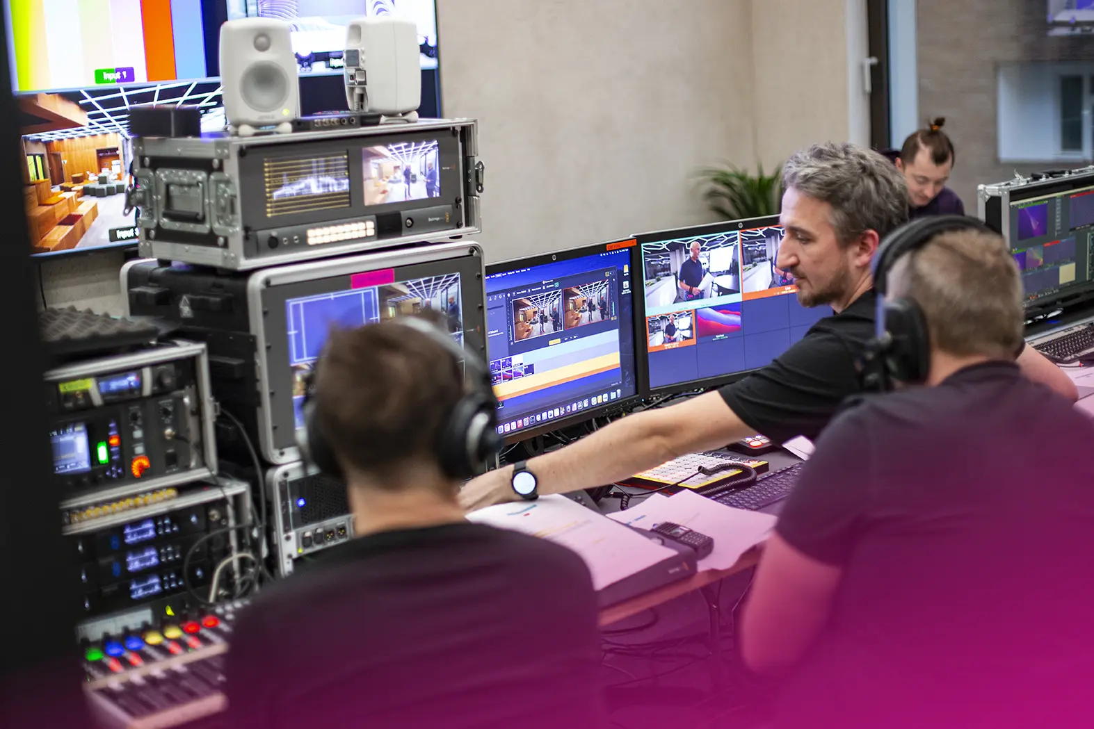 eventguru-b2b-online-event-control-room-1.webp