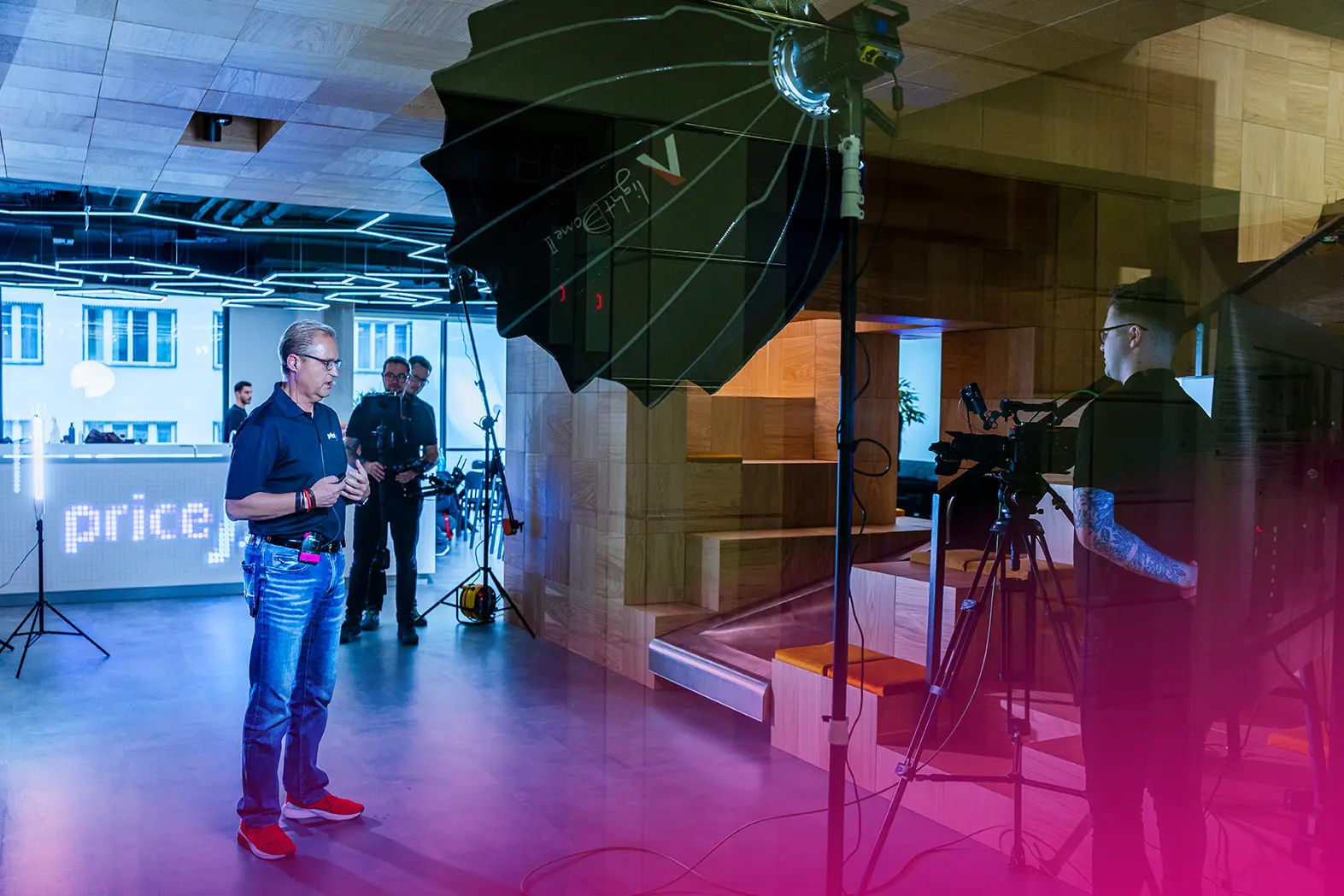eventguru-b2b-online-event-host-on-camera