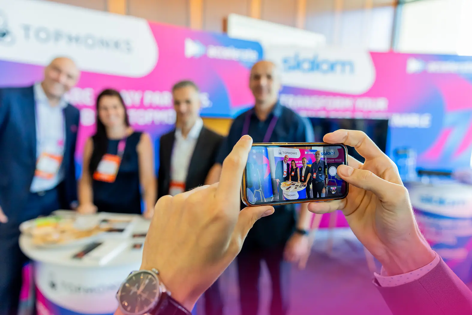 eventguru-b2b-roadshow-booth-team-taking-photo