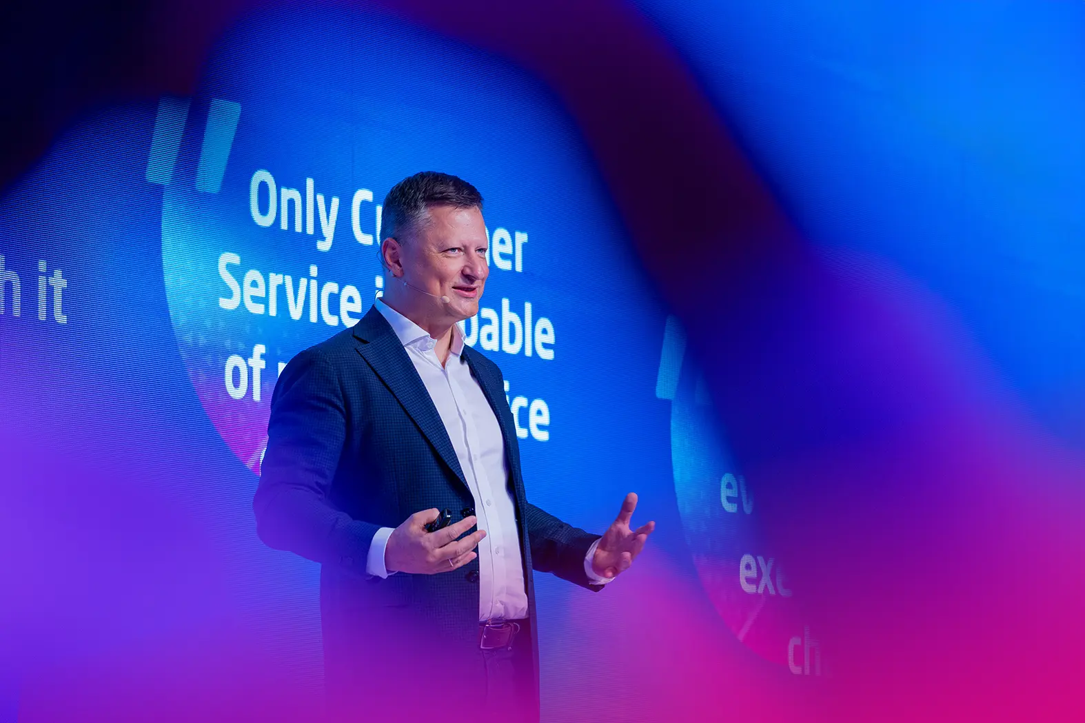 eventguru-b2b-speaker-on-stage-conference