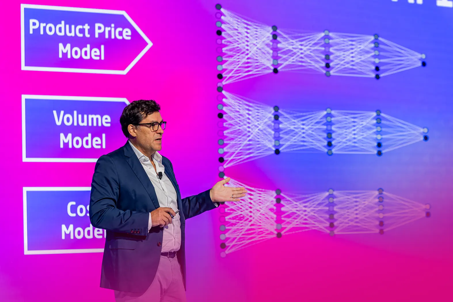 eventguru-b2b-speaker-pointing-at-screen-event
