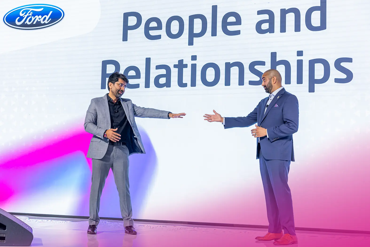 eventguru-b2b-speakers-pointing-at-screen